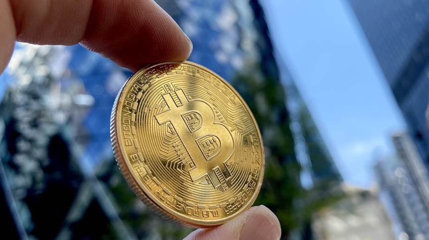 Bitcoin tem queda em meio à pressão internacional