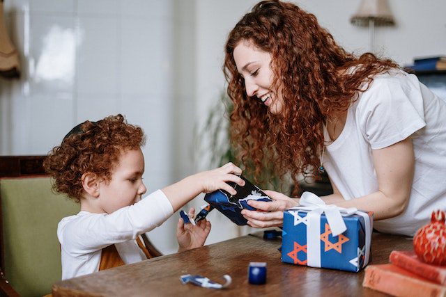 Lojas físicas têm preferência dos consumidores para escolha de presentes para o Dia das Crianças