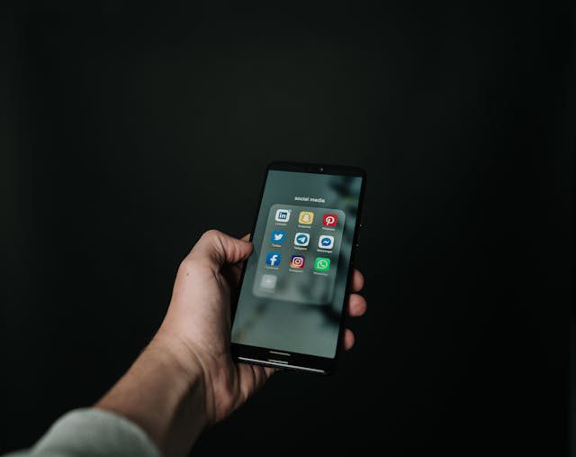 Brasileiros passam 9 horas por dia nas redes sociais, diz pesquisa