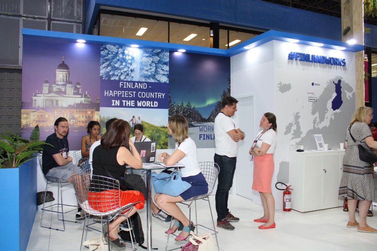 País mais feliz do mundo inova e traz aurora boreal e experiência imersiva para o Web Summit Rio 2025
