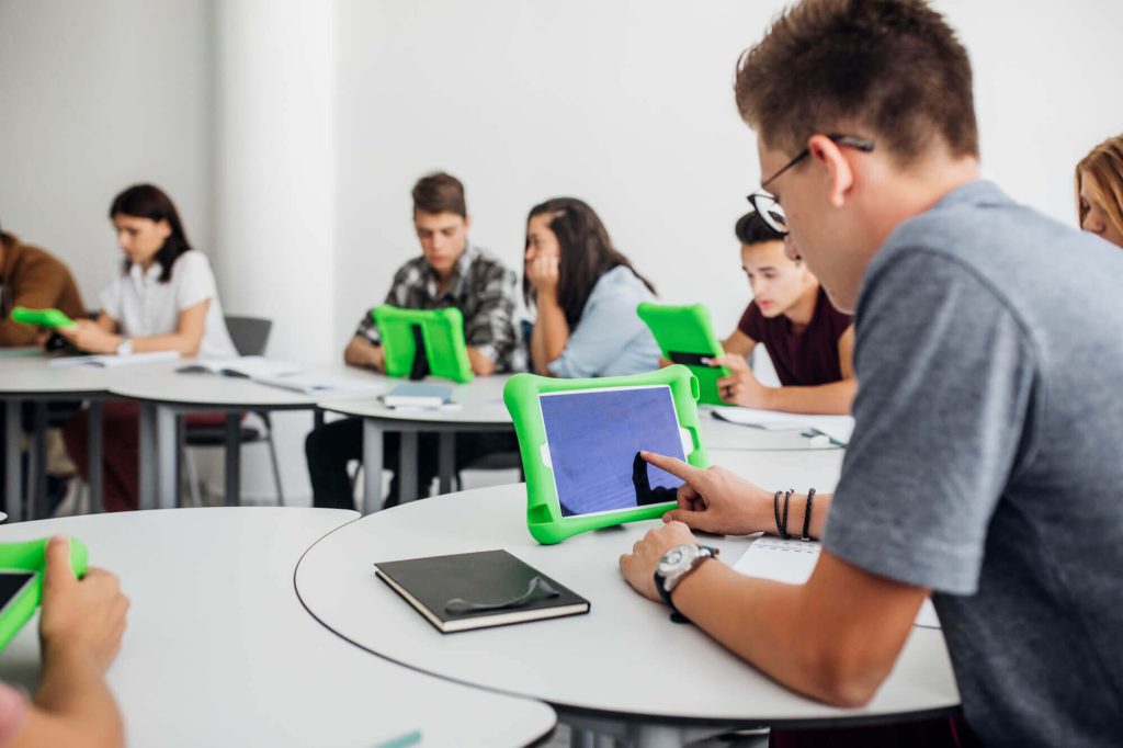 Da tecnologia à educação: por que líderes de TI precisam investir em informação de base