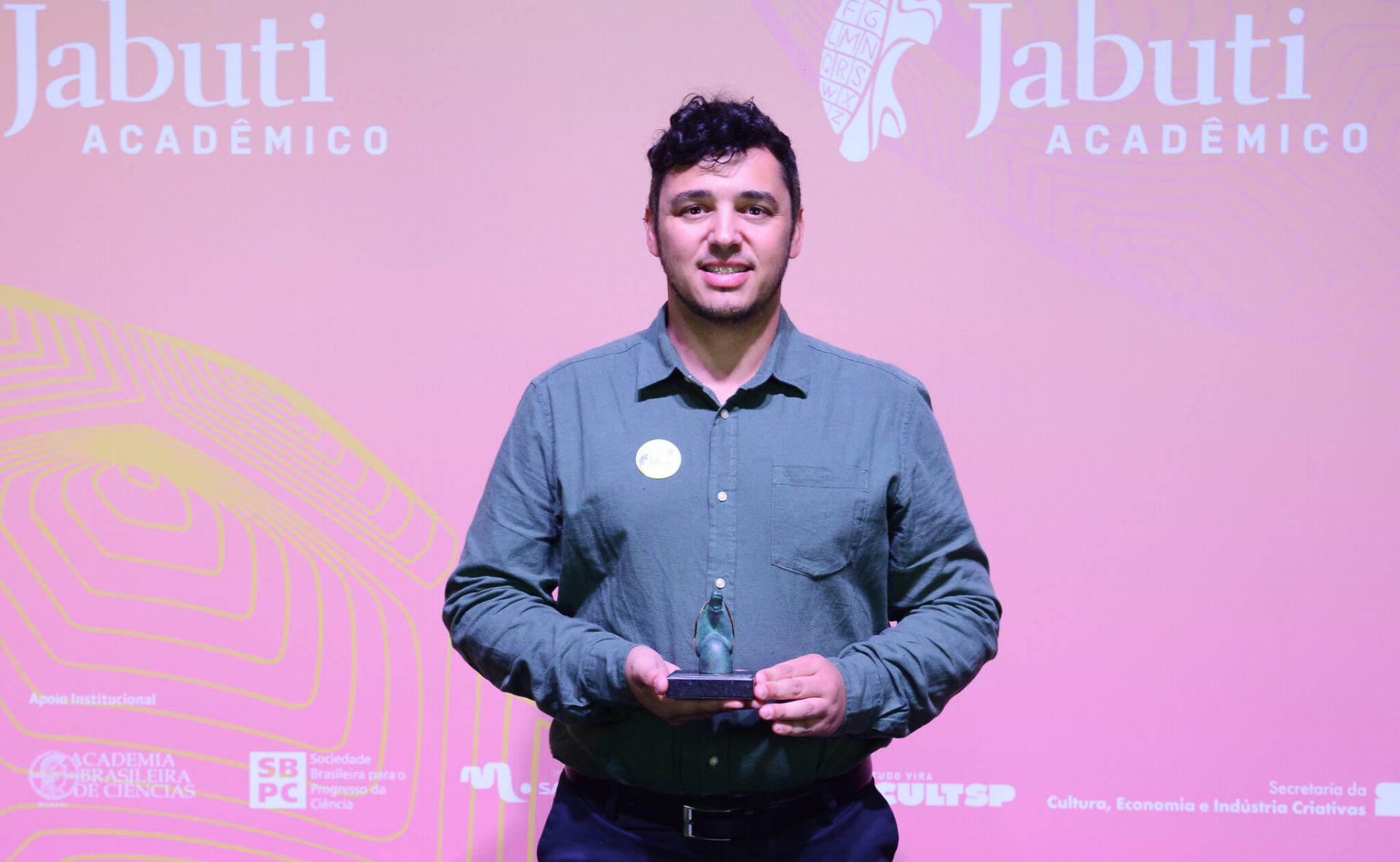 Prêmio Jabuti destaca livro de paranaense que traduz ciência da computação teórica para todos os públicos