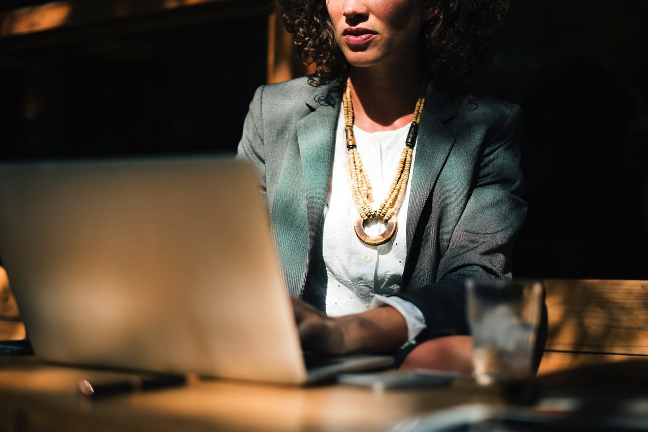 Apenas 19,2% dos especialistas em TI no Brasil são mulheres, revela estudo do Observatório Softex