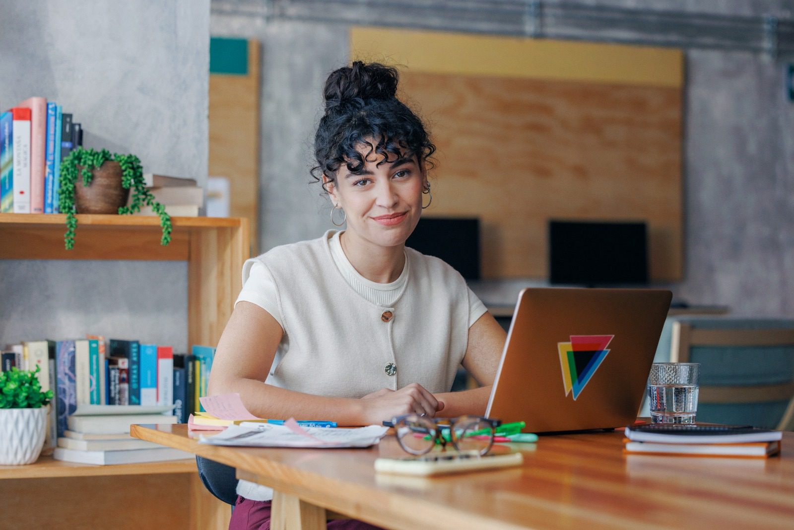 Relatório da Coursera aponta avanço feminino em cursos de IA Generativa no Brasil