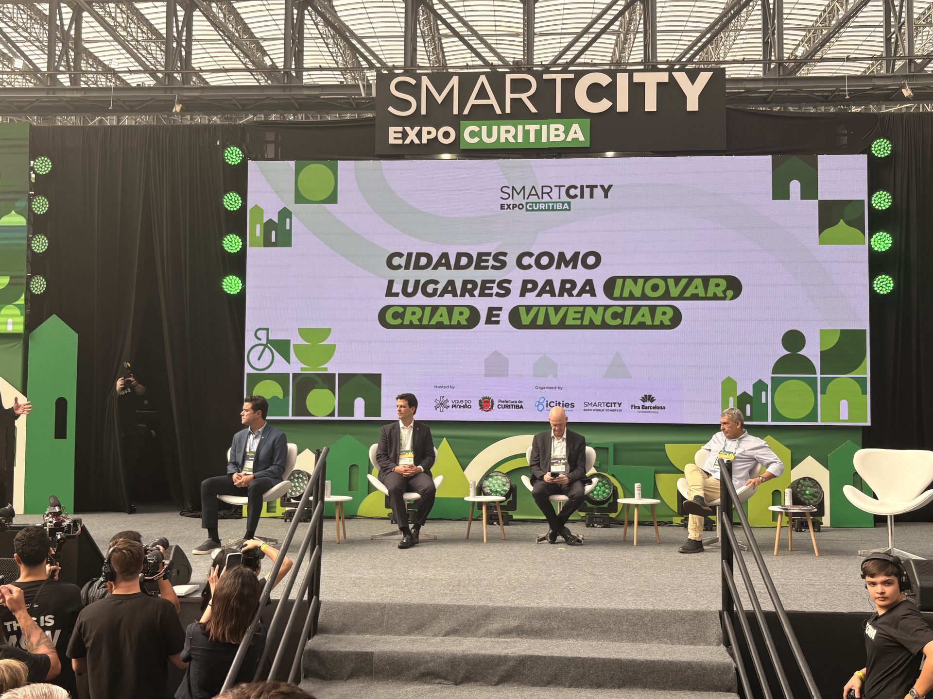 Smart City vai além da tecnologia e exige gestão eficiente, aponta abertura de evento em Curitiba