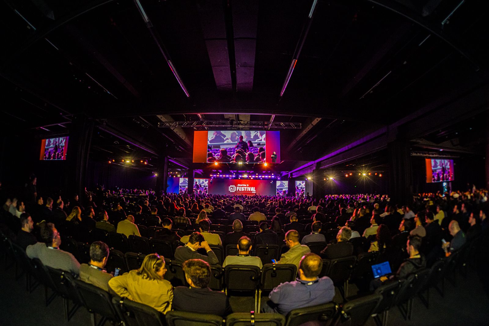 StartSe abre o AI Festival 2026 destacando o início da era dos agentes e o protagonismo humano na tecnologia