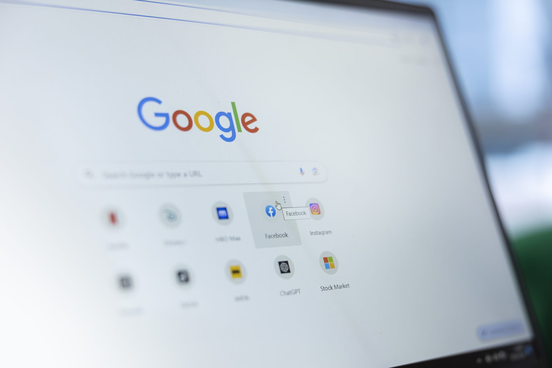 Google é a primeira palavra que vem à cabeça de 64% dos brasileiros ao comprar online