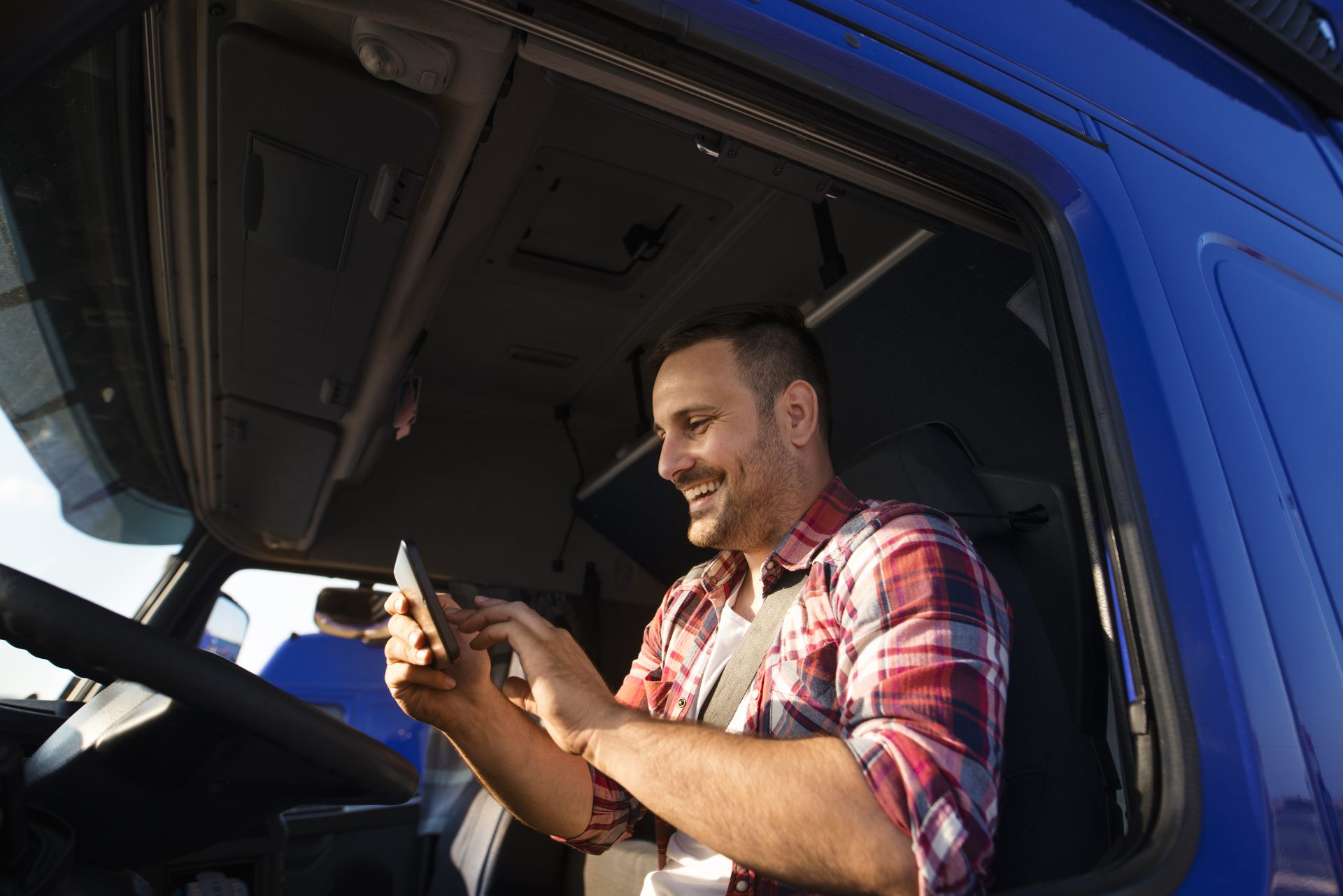 Novo aplicativo integra jornada de caminhoneiros e acelera a digitalização do transporte rodoviário no país